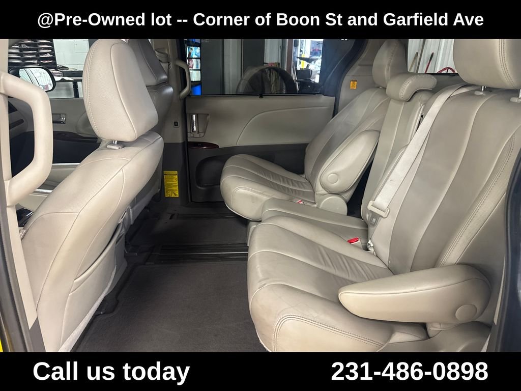 Used 2013 Green Toyota XLE image 27
