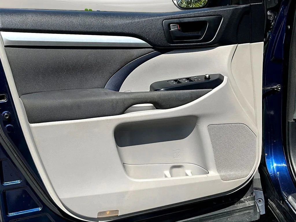 Used 2015 Blue Toyota LE image 22