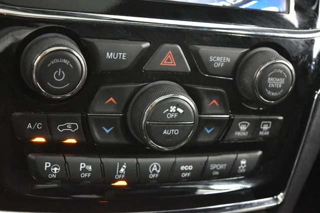 Used 2020 Gray Jeep Limited image 29