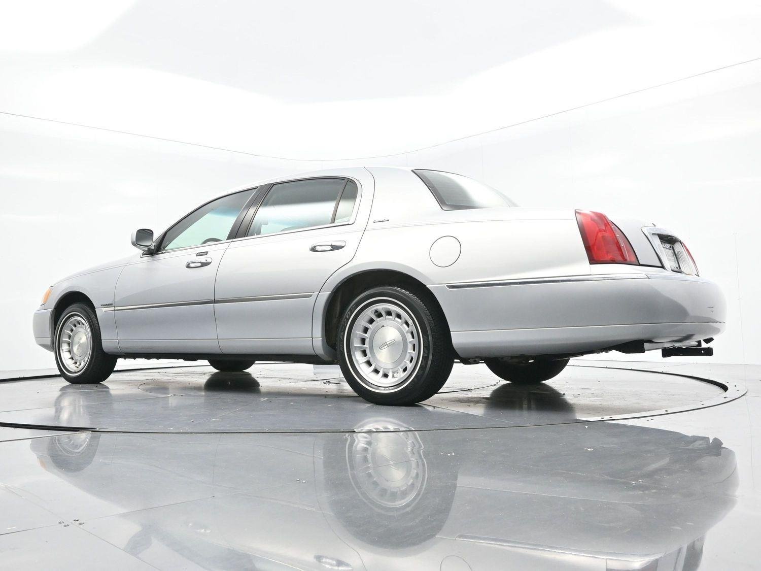 Used 2000  Lincoln Executive image 39