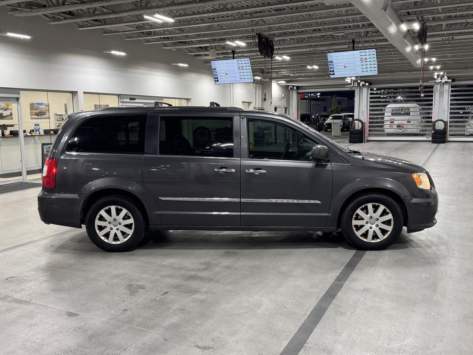 2016 Chrysler Town & Country Touring - Photo 12
