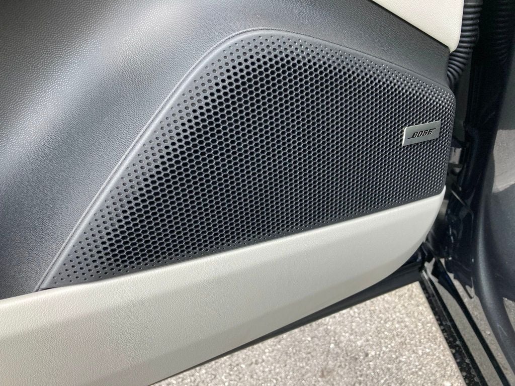 2025 Porsche Macan Turbo Electric - Photo 7