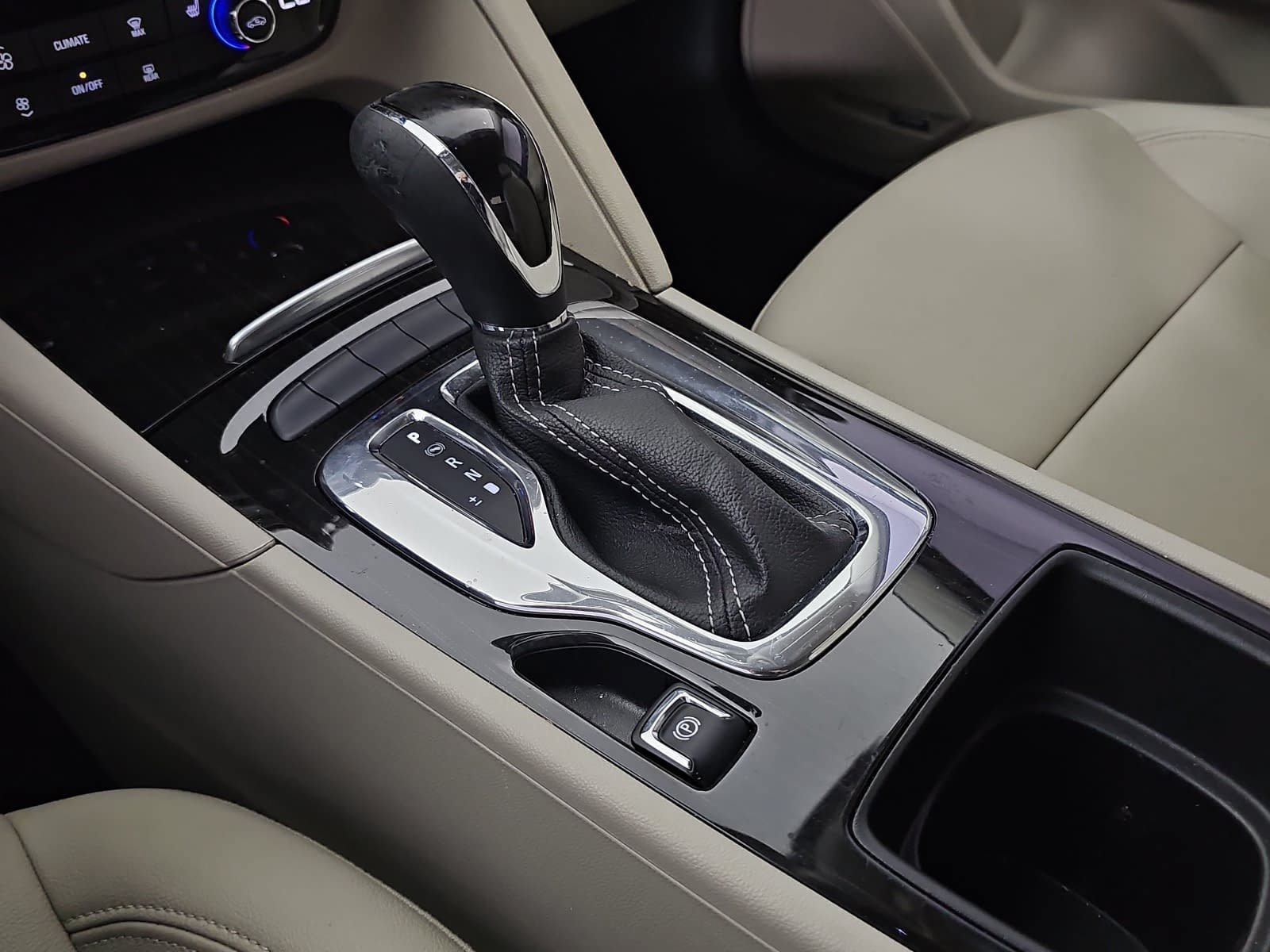 Used 2018 White Buick Essence image 21