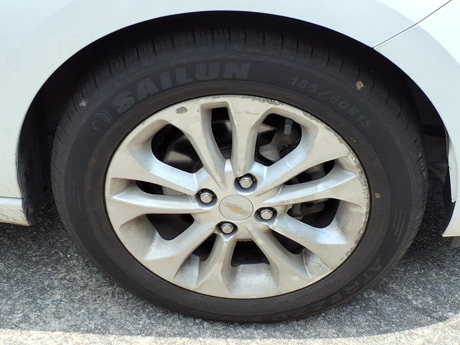 Used 2021 Summit White Chevrolet 1LT image 4