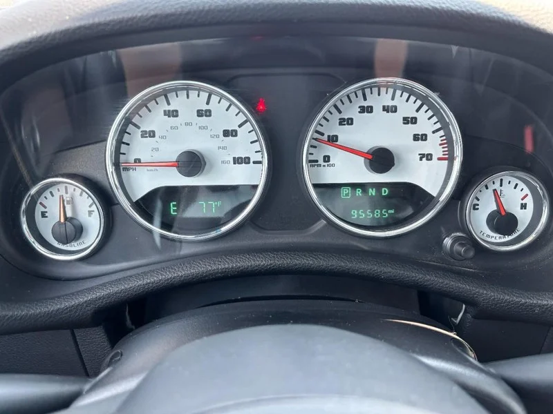 Used 2018 Chief Jeep Sahara image 18