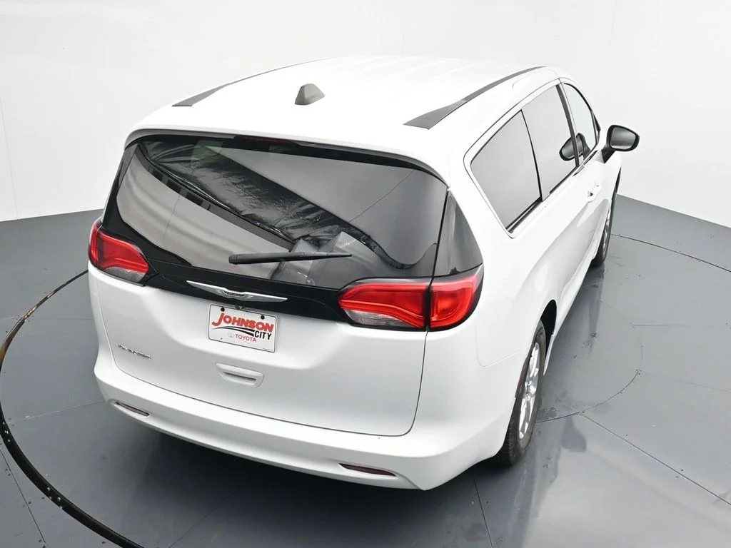 Used 2023 White Chrysler LX image 27
