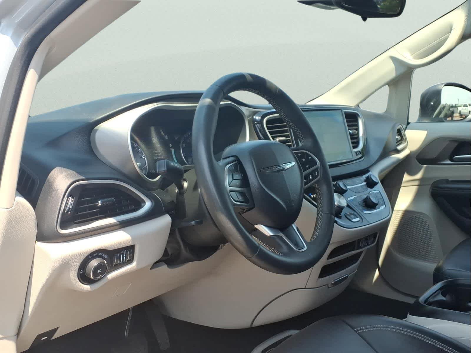 Used 2023 Silver Mist Clearcoat Chrysler Touring L image 14