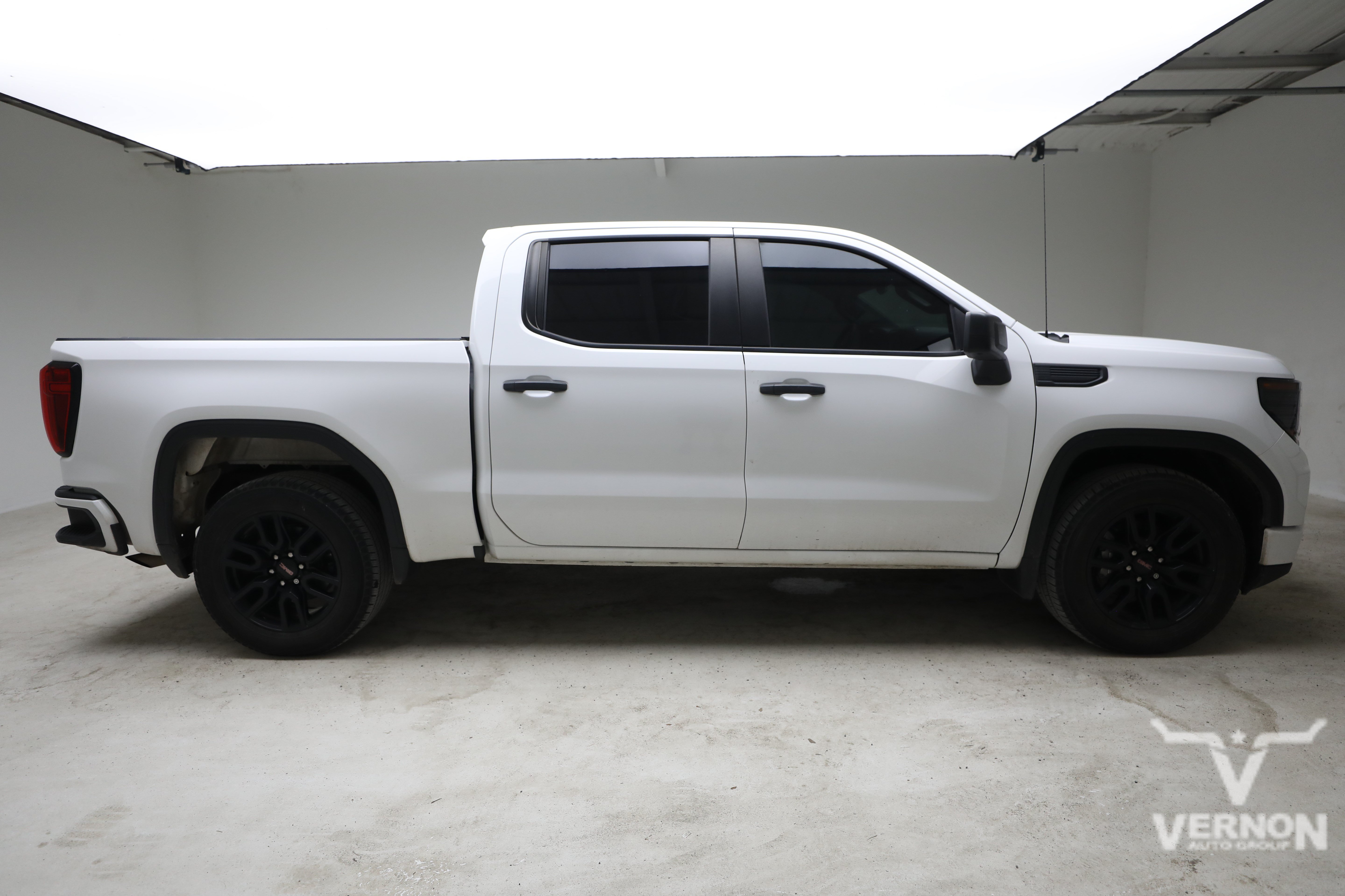 Used 2024 Summit White GMC Y image 5