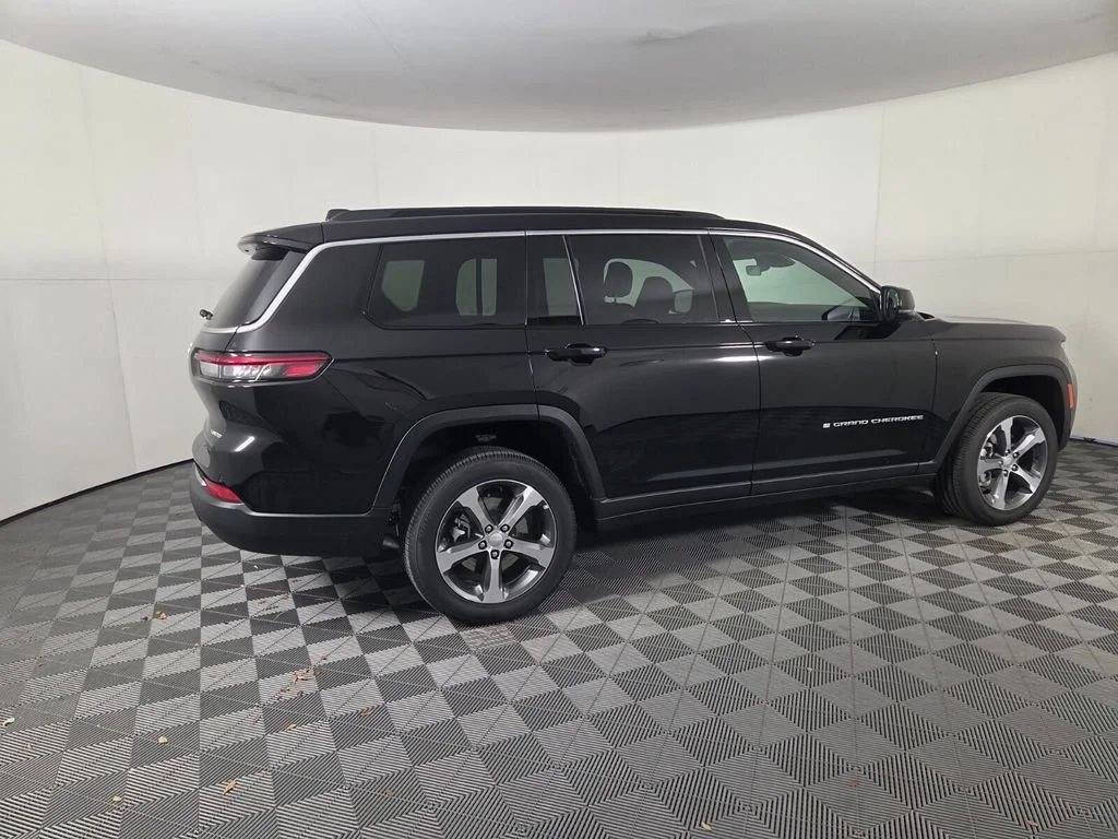 New 2026 Diamond Black Crystal Pearl-Coat Exterior Paint Jeep Limited image 5