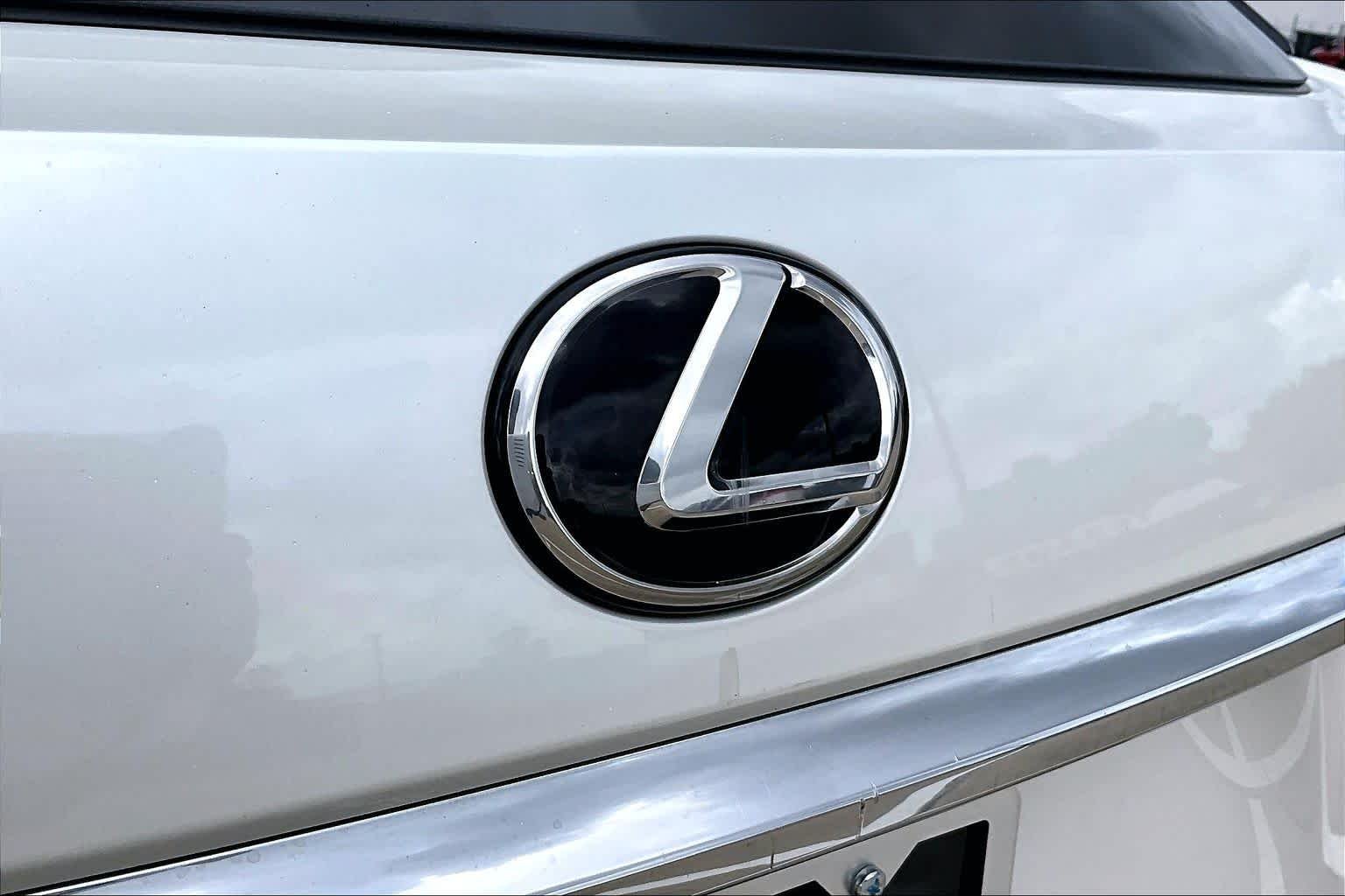 Used 2021 Eminent White Pearl Lexus  image 30
