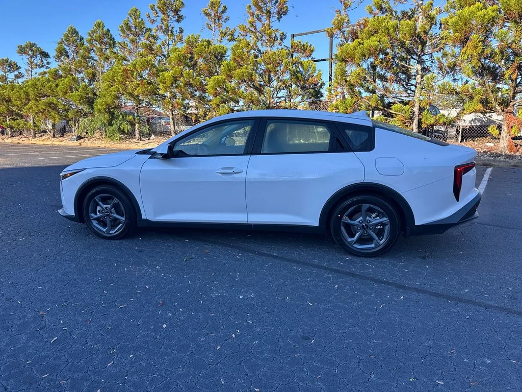 New 2025 White Kia LXS image 6