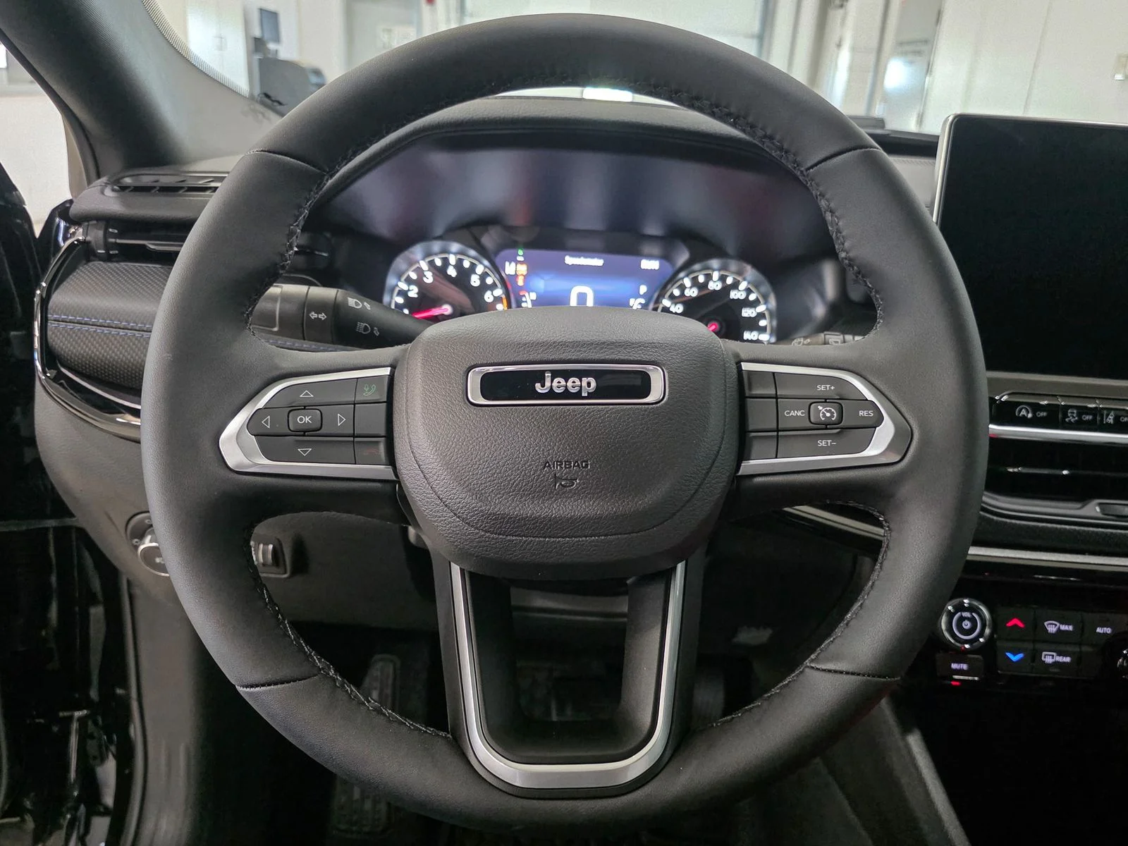 New 2026 Diamond Black Crystal Pearl-Coat Exterior Paint Jeep Latitude image 32