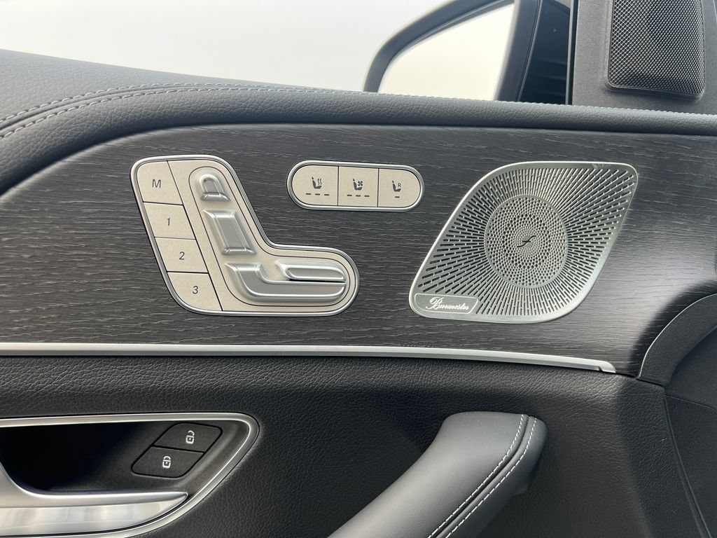 New 2026 MANUFAKTUR Moonlight White Metallic Mercedes-Benz GLS 450 image 51