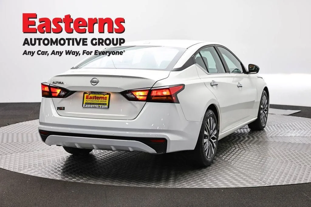 Used 2025 White Nissan 2.5 SV image 6