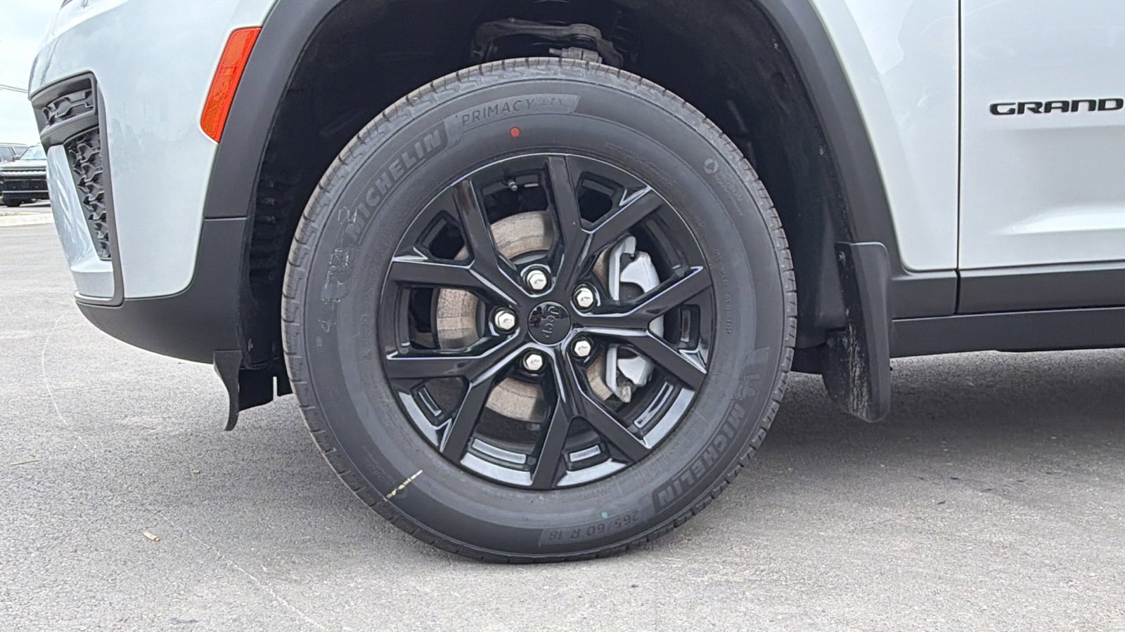 New 2026 Silver Zynith Exterior Paint Jeep Laredo Altitude image 23