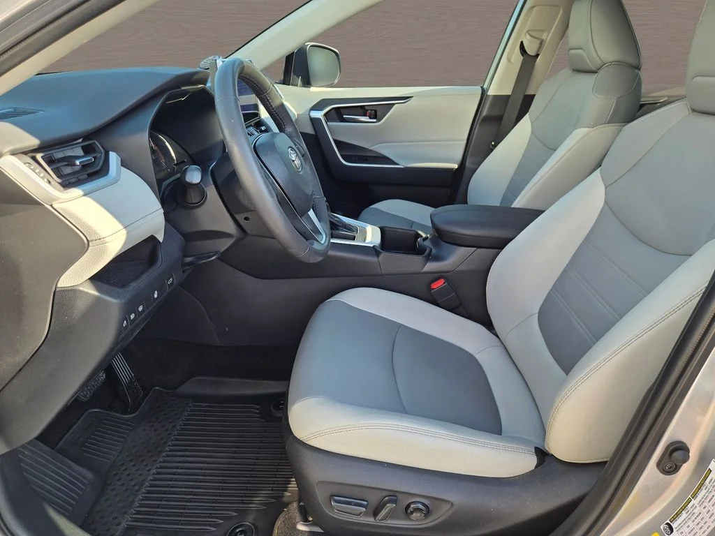 Used 2023 Silver Toyota XLE Premium image 21
