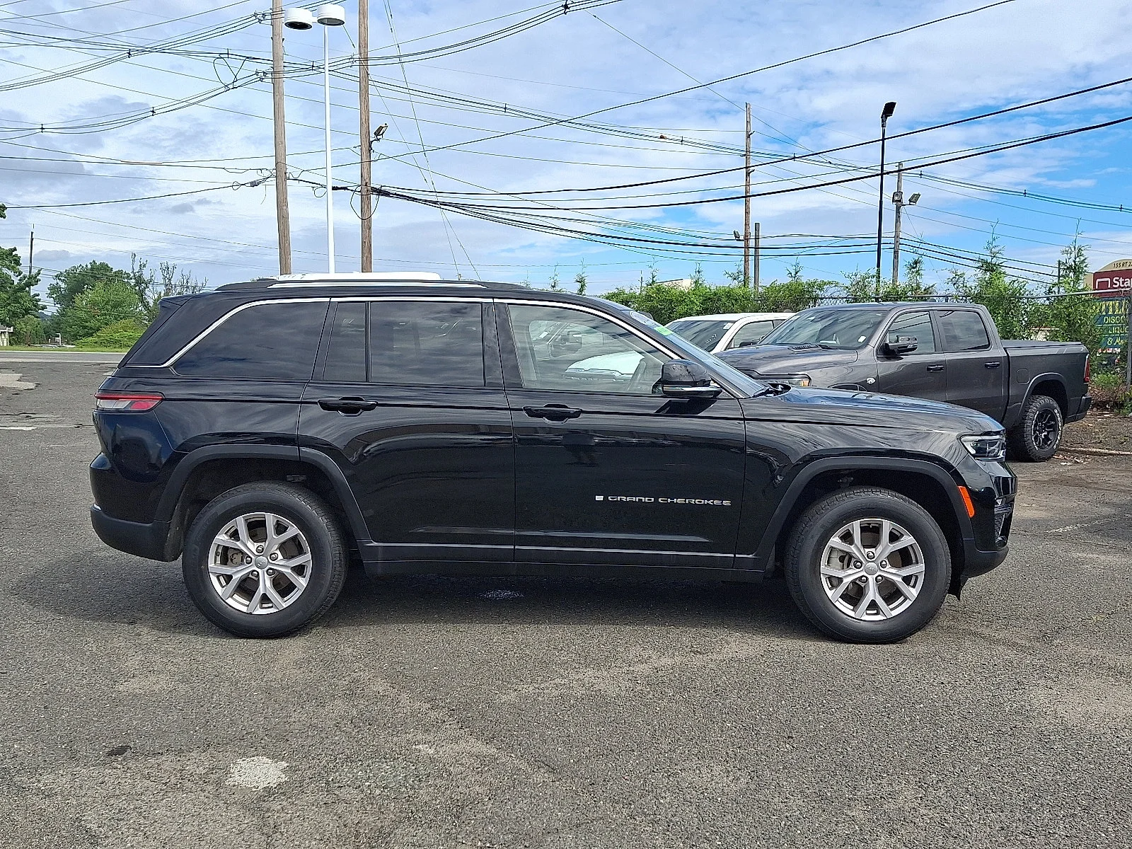 Certified Used 2022 Diamond Black Crystal Pearlcoat Jeep Limited image 8