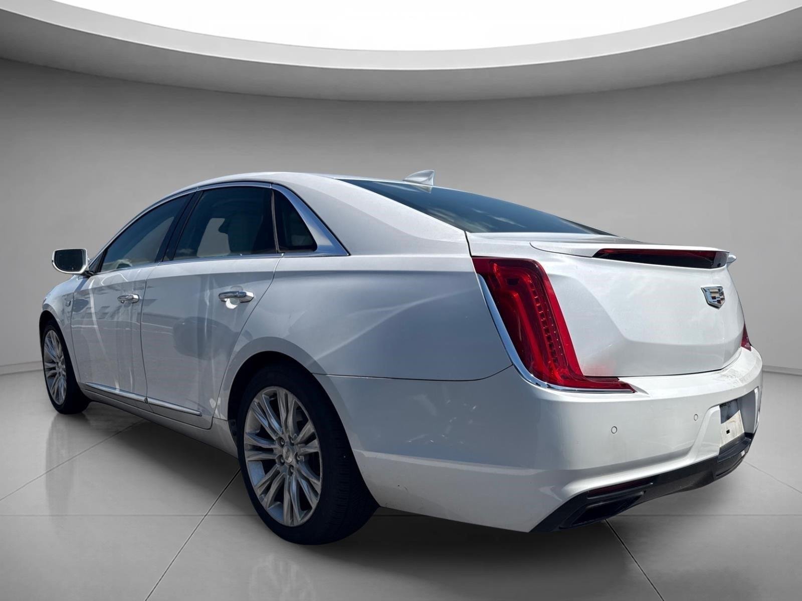 Used 2019 Crystal White Tricoat Cadillac Luxury image 8