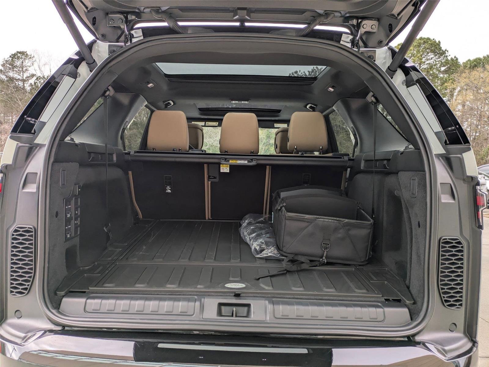 Used 2026 Fuji White Land Rover Dynamic SE image 31