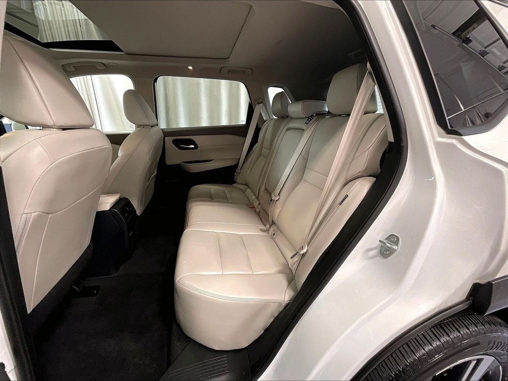 Used 2023 Pearl White Nissan SL image 15