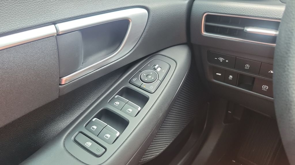 Certified Used 2022 Silver Hyundai SE image 19