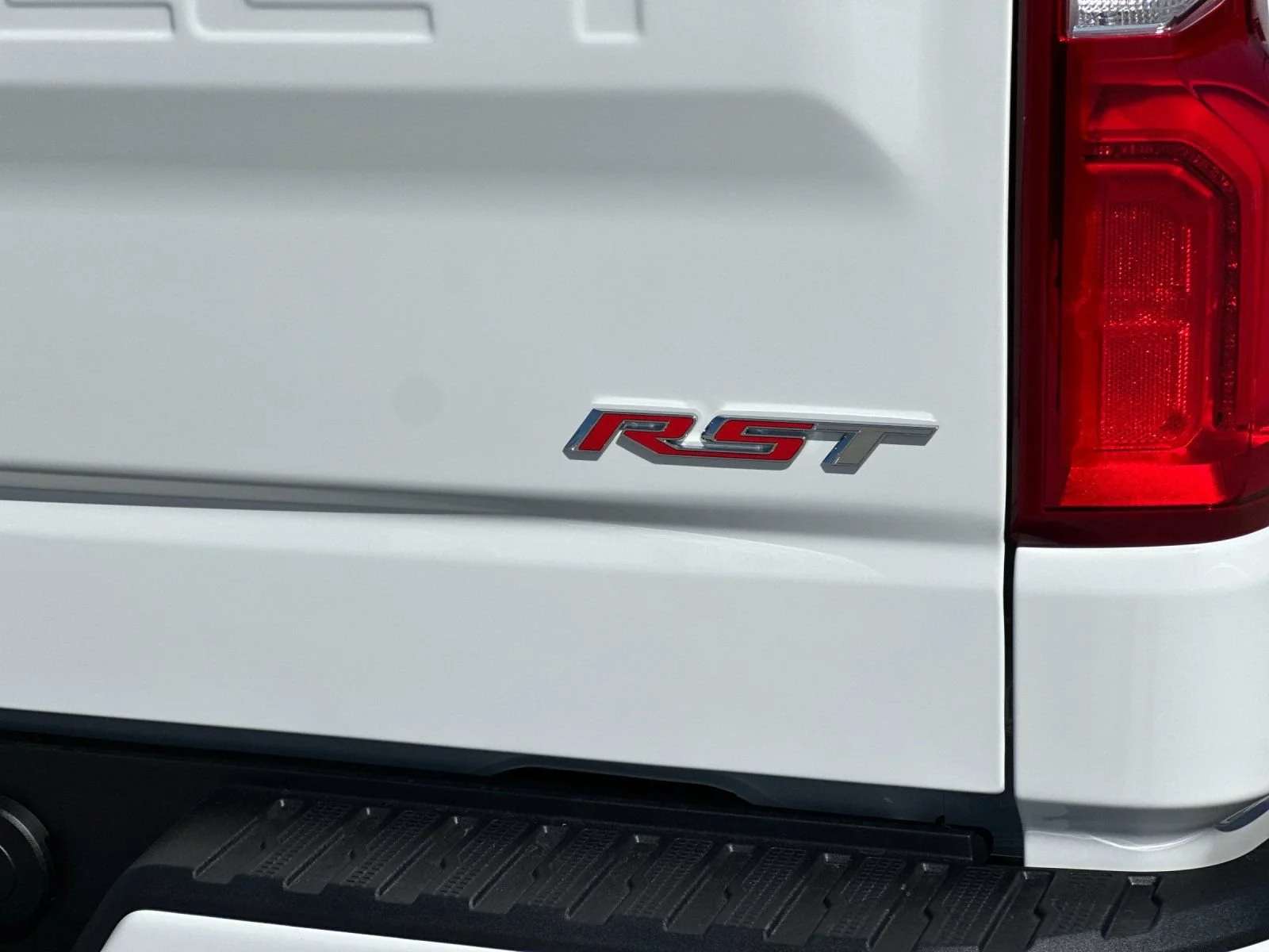 New 2026 Summit White Chevrolet RST image 27