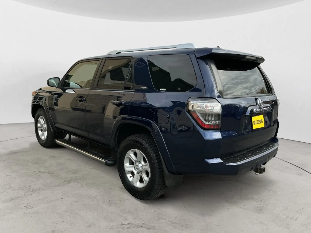 Used 2016 Blue Toyota SR5 image 11