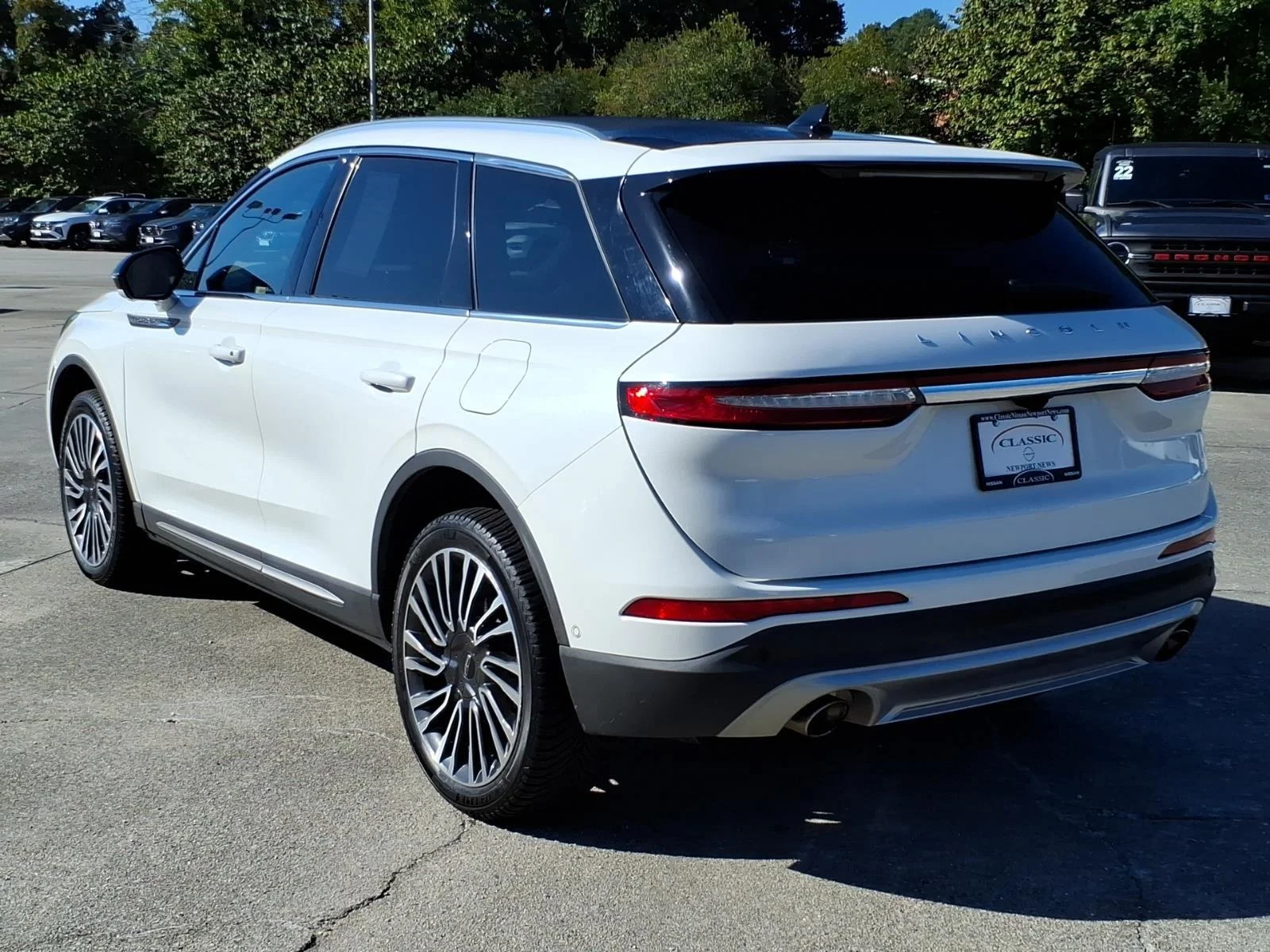 Used 2022 Pristine White Metallic Tri-Coat Lincoln Reserve image 9