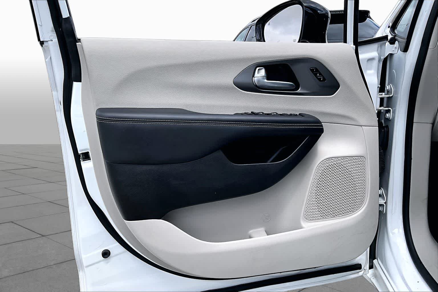 Used 2024 Bright White Clearcoat Chrysler Touring L image 19