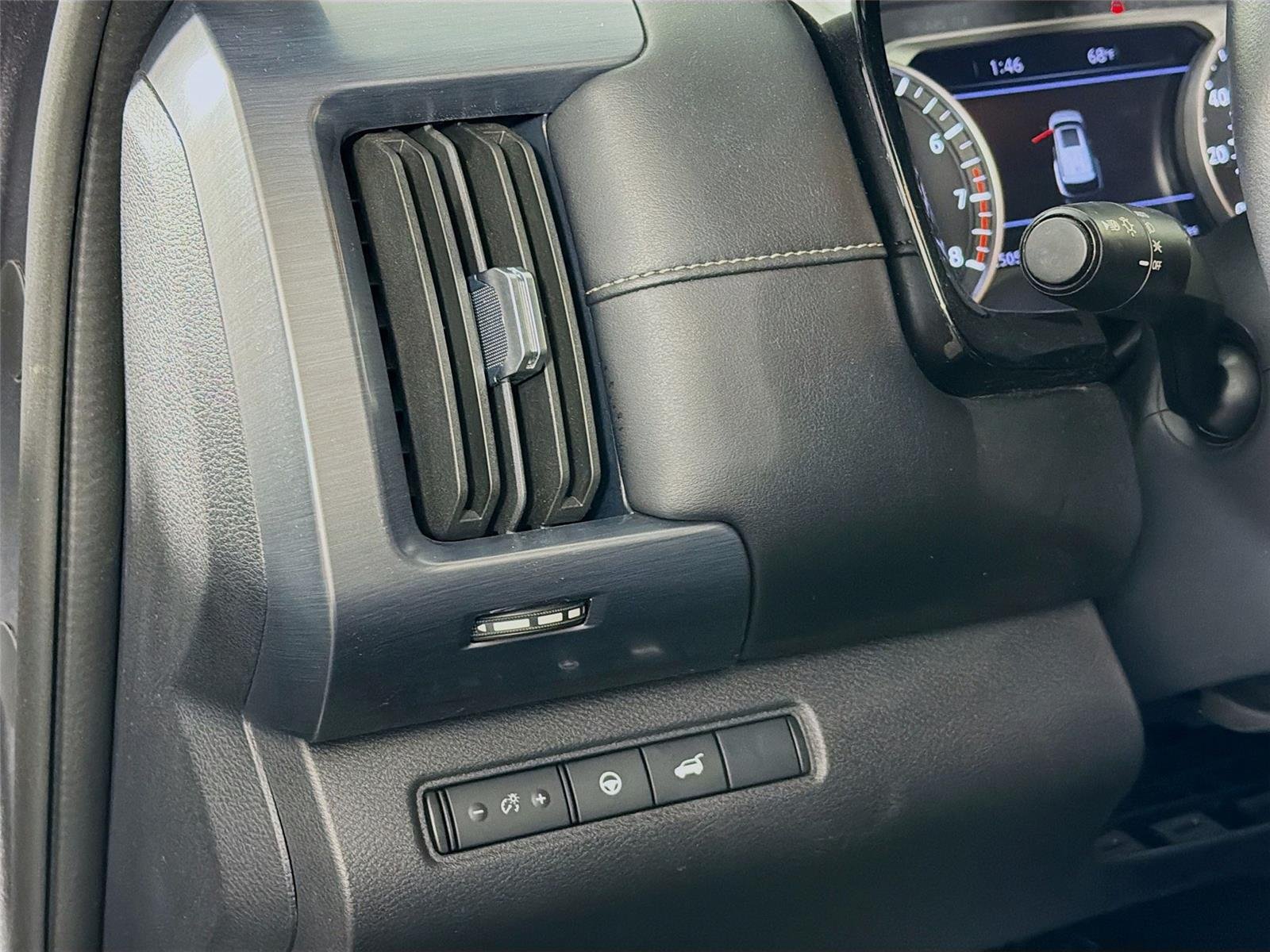 Used 2025  Nissan SL image 10
