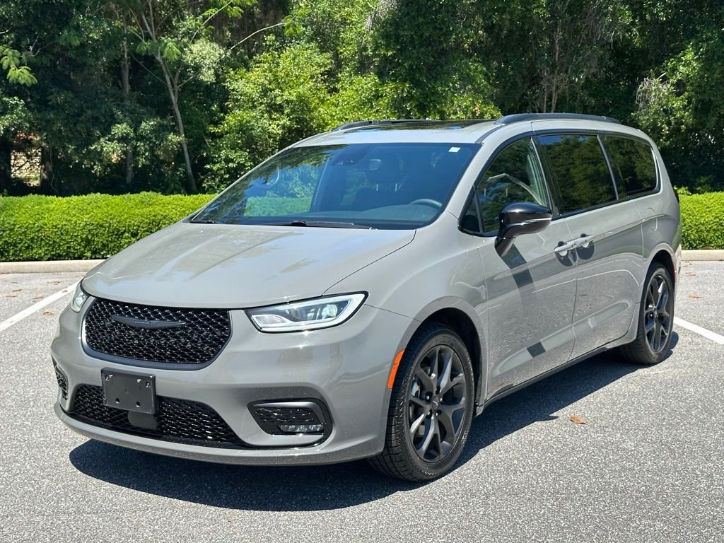 2025 Chrysler Pacifica Limited's photo