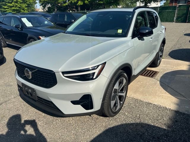 2026 Volvo XC40 B5 Plus Dark AWD's photo