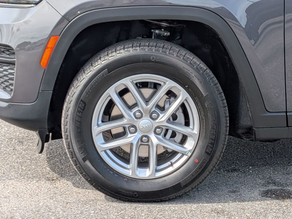New 2026 Baltic Gray Metallic Clear-Coat Exterior Paint Jeep Laredo X image 11