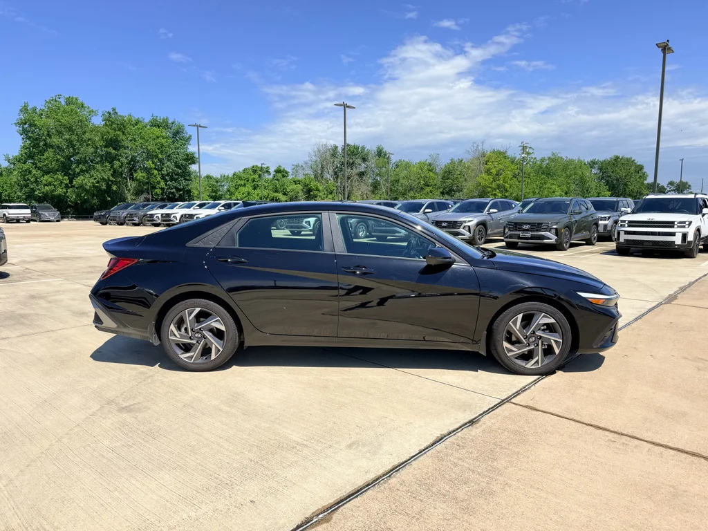 Used 2025 Abyss Black Hyundai SEL Sport image 5