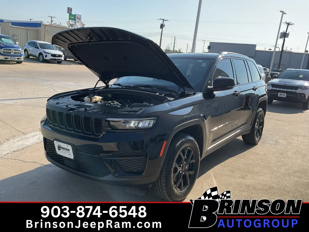 Used 2024 Diamond Black Crystal Pearlcoat Jeep Altitude image 14