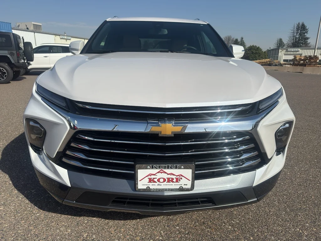 Used 2025 Iridescent Pearl Tricoat Chevrolet Premier image 3