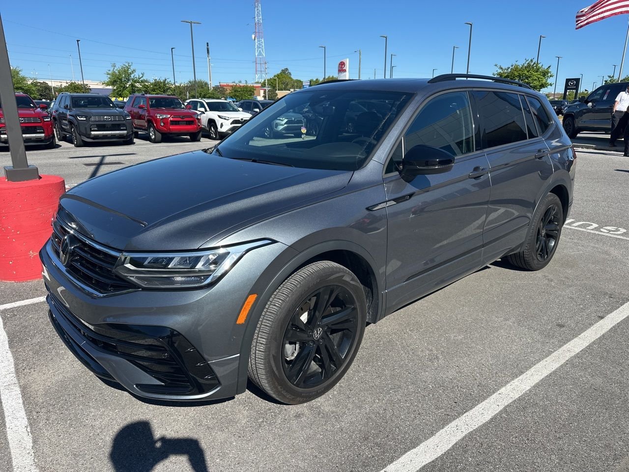 2024 Volkswagen Tiguan 2.0T SE R-Line Black's photo