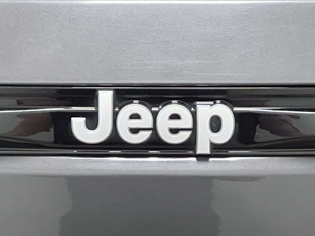 Used 2024 Baltic Gray Metallic Clearcoat Jeep Overland image 5