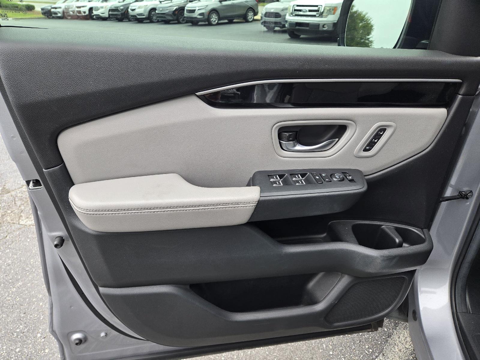 Used 2024 Lunar Silver Metallic Honda Touring image 13