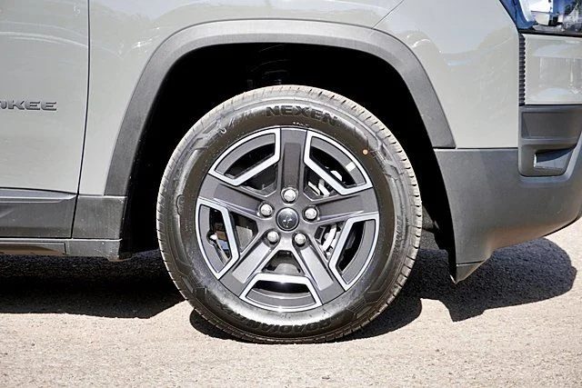 New 2026 Sting-Gray Clear-Coat Exterior Paint Jeep Laredo image 7