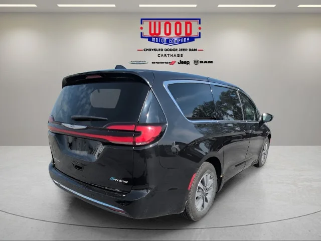 Used 2023 Brilliant Black Crystal Pearlcoat Chrysler Touring L image 3