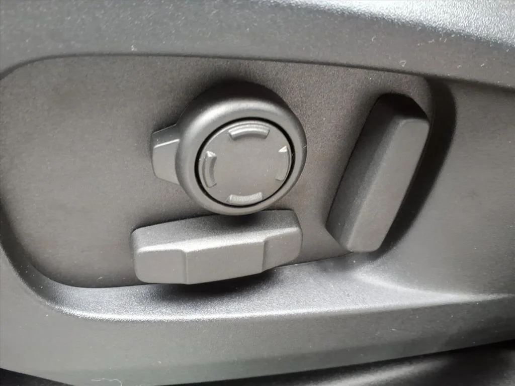 New 2026 Fuji White LAND ROVER X-Dynamic SE image 11