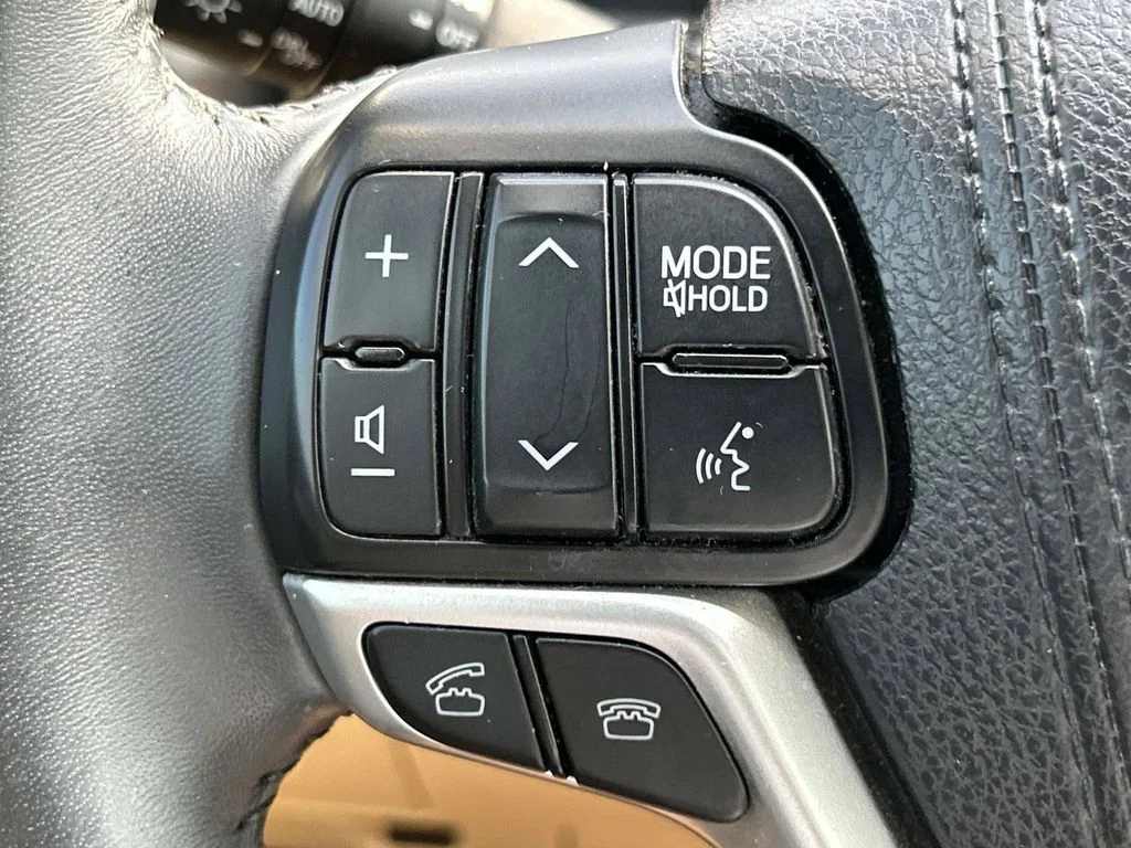 Used 2016 White Toyota XLE V6 image 29
