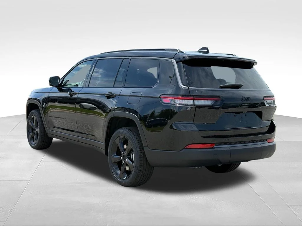 New 2026 Diamond Black Crystal Pearl-Coat Exterior Paint Jeep Limited image 3