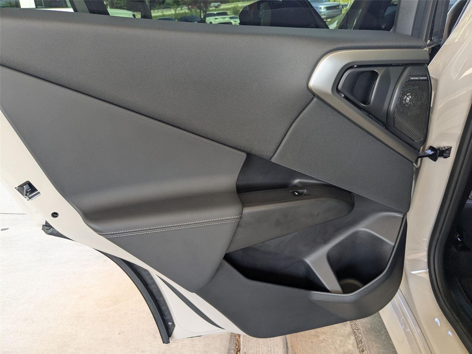 Used 2025 Dune Grey Metallic BMW M50 xDrive image 23
