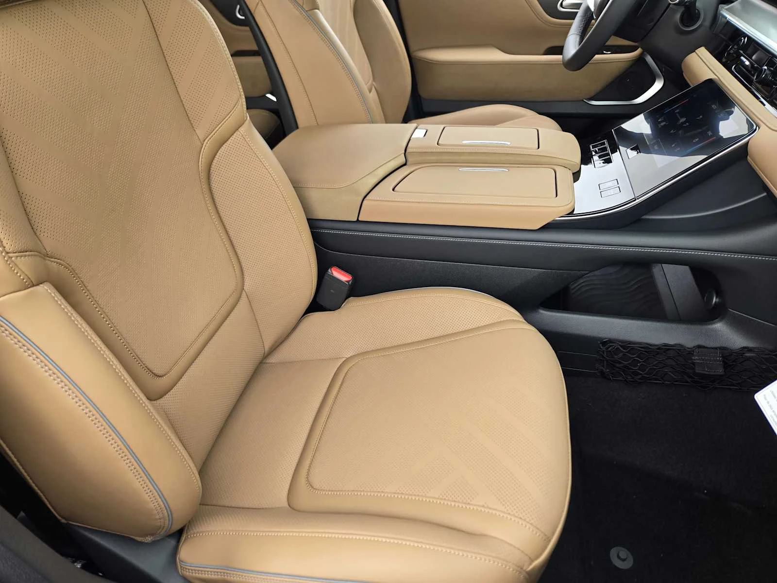 New 2026 RADIANT WHITE INFINITI Luxe 2WD image 9