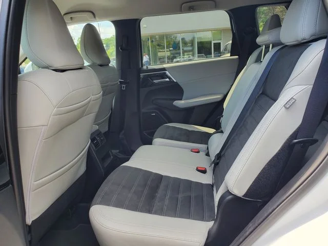Used 2025  Mitsubishi SE image 4