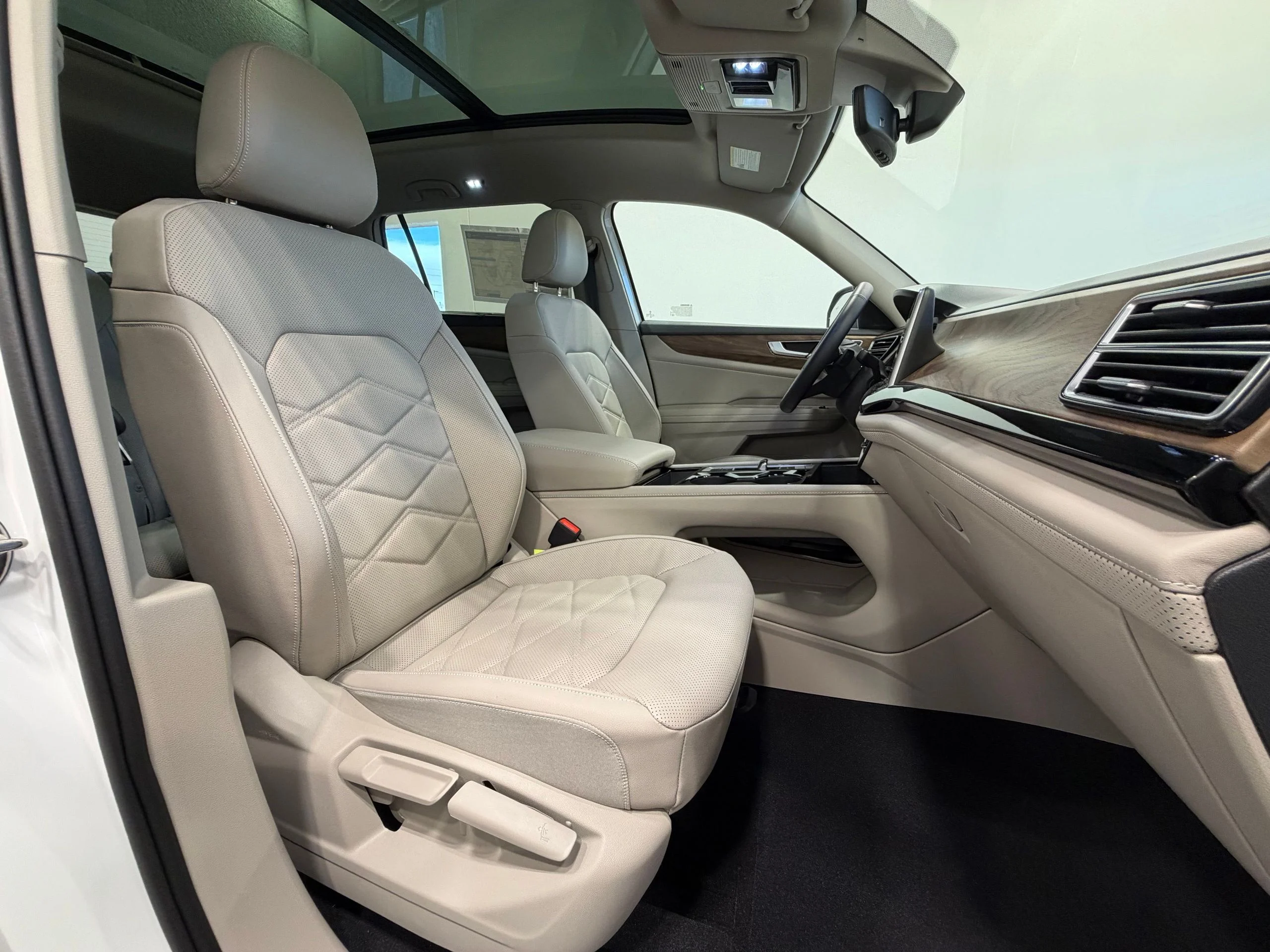 New 2026 White Volkswagen 2.0T SE w/Technology image 33