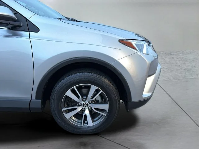 Used 2018 Silver Toyota XLE image 31