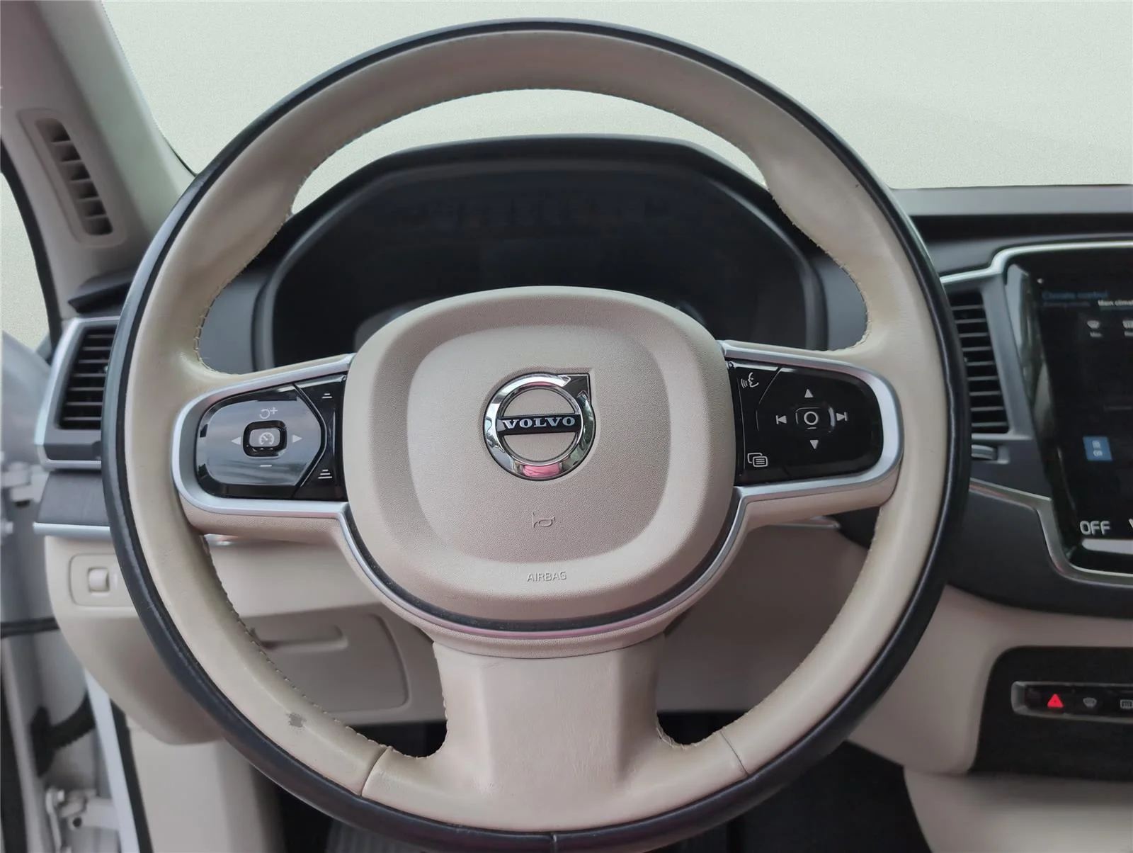 Used 2020 Crystal White Metallic Volvo Momentum image 24